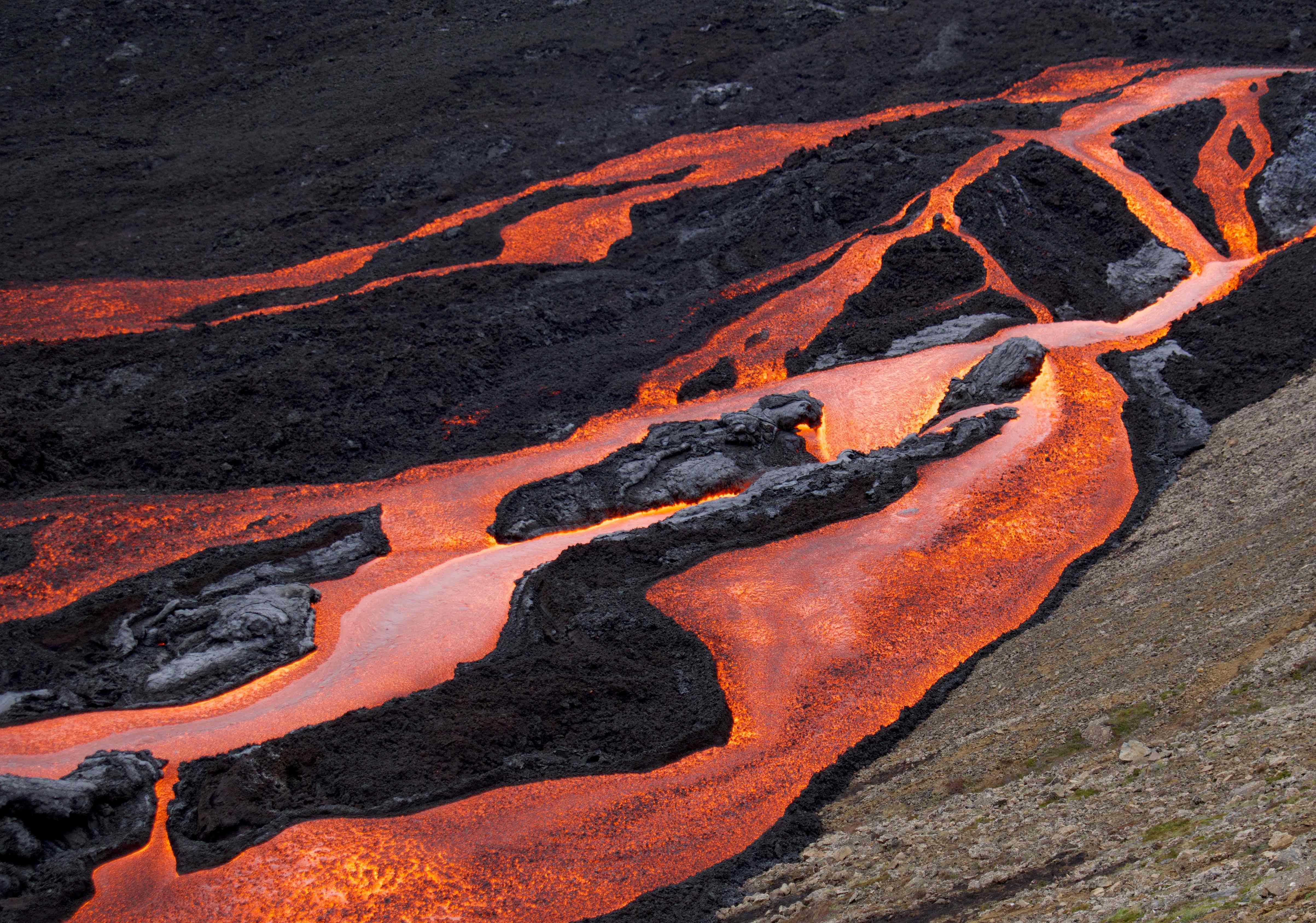 冰岛火山最新动态，炽热冒险与温馨陪伴之旅